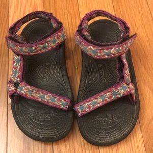 Little girls Teva sandals